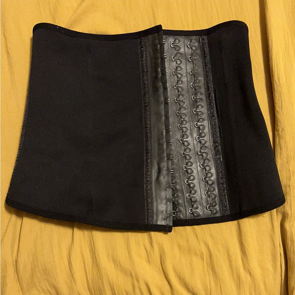 Medium waist trainer